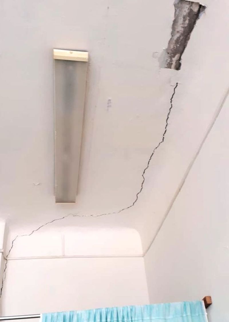 Состояние потолка амбулатория п. Токи Ванинский район