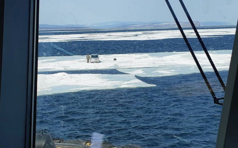 Сотрудники МЧС спасли рыбака на отколовшейся льдине в Ванинском районе