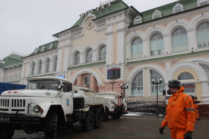 Спасатели МЧС России провели дезинфекцию железнодорожного вокзала в Хабаровске