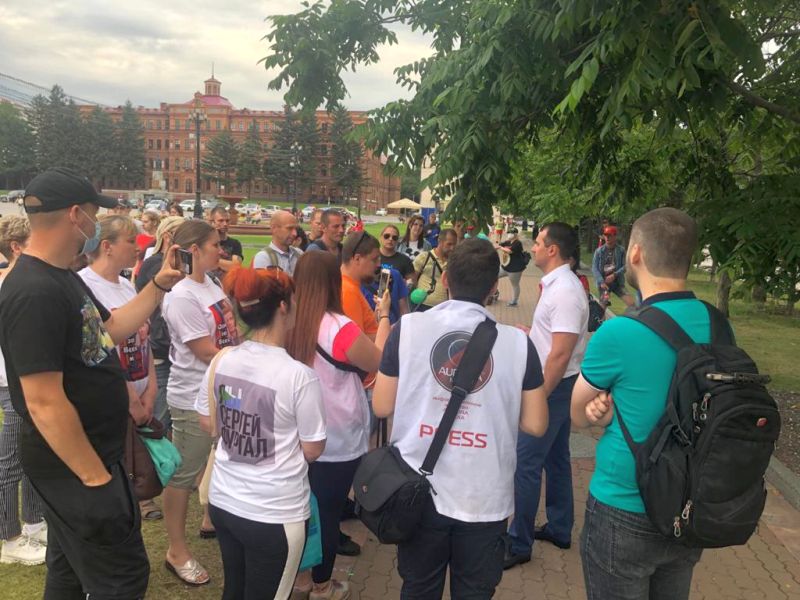 Депутаты от ЛДПР вышли к митингующим в Хабаровске