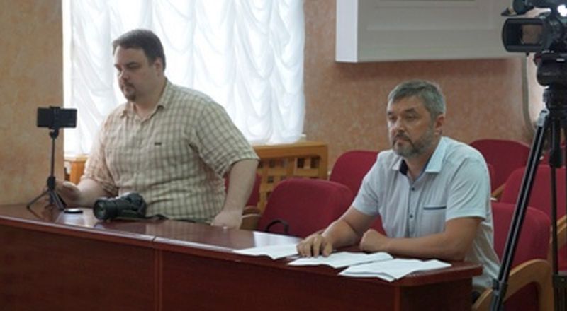 Хабаровский коммунист Максим Кукушкин (справа) подал неполный пакет документов в кандидаты губернатора ЕАО