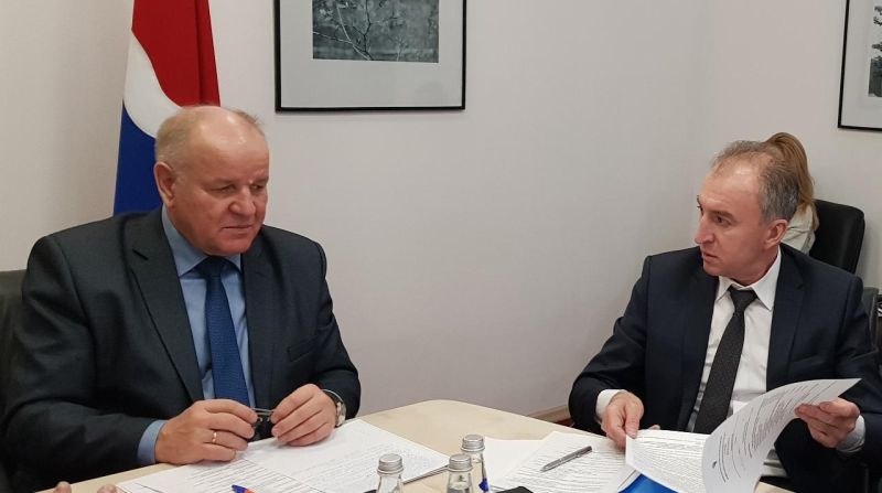 Начальник Дальневосточного управления Росавиации Сергей Владимирович Тараненко (слева) прибыл в Амурскую область с проверкой хода строительства полосы и реконструкции аэропортового комплекса «Игнатьево» (г. Благовещенск).