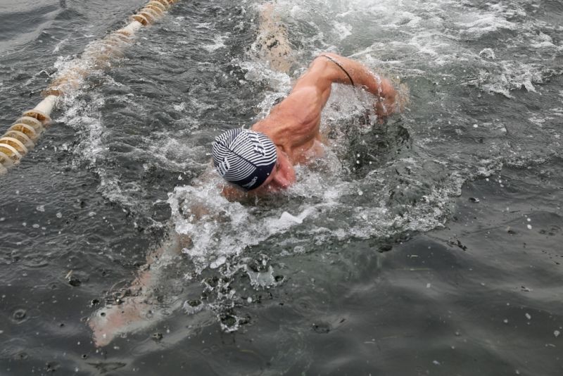 Олег Кожемяко открыл турнир по зимнему плаванию в столице Приморья