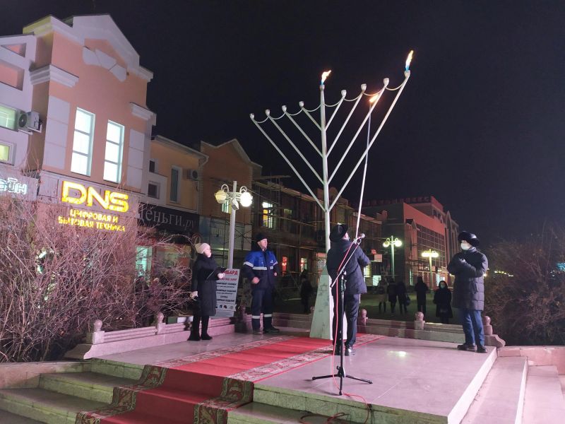 Первую ханукальную свечу зажгли в Биробиджане