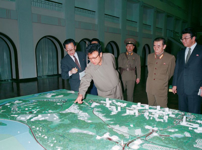 Ким Чен Ир ознакомляется с макетом застройки города Пхеньяна. Март 1985 г.