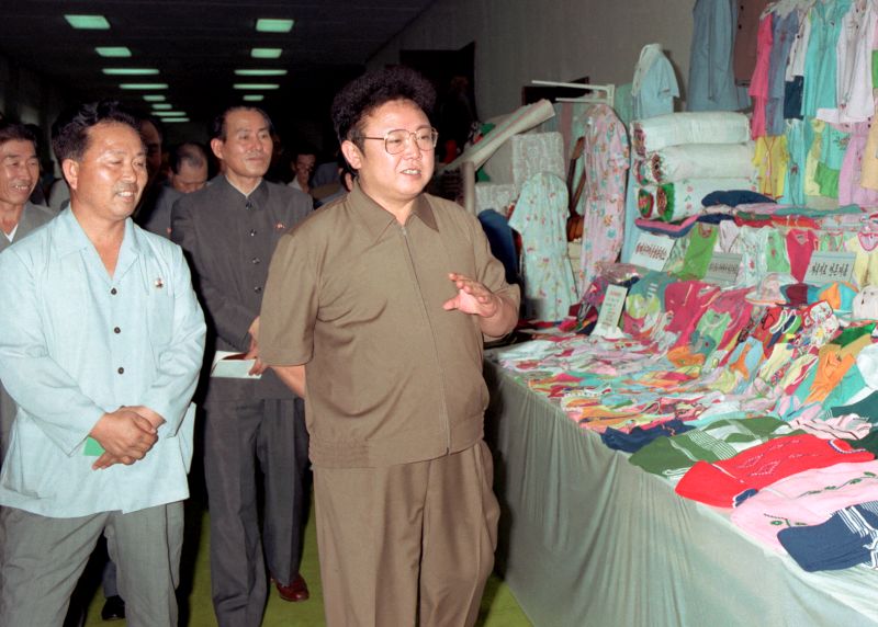 Ким Чен Ир на выставке товаров легкой промышленности города Пхеньяна. Август 1984 г.