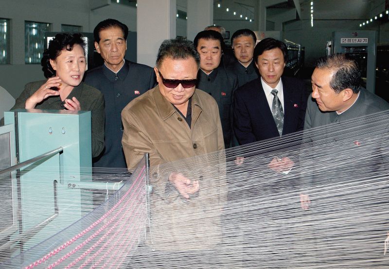 Ким Чен Ир на Пхеньянском текстильном комбинате. Май 2011 г.