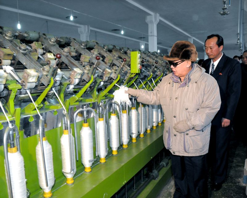 Ким Чен Ир на Хамхынской камвольной фабрике. Март 2011 г.