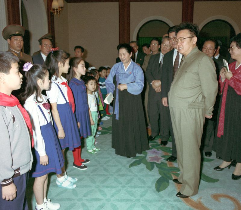 Ким Чен Ир ознакомляется с подарочными формами для детсадовцев и школьников. Апрель 1992 г.