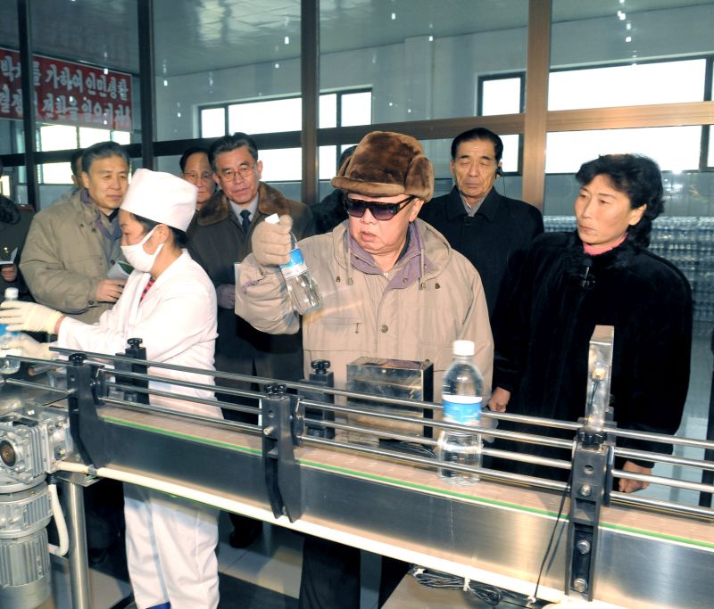 Ким Чен Ир на Рёнъаксанском заводе по розливу родниковой воды. Январь 2011 г.