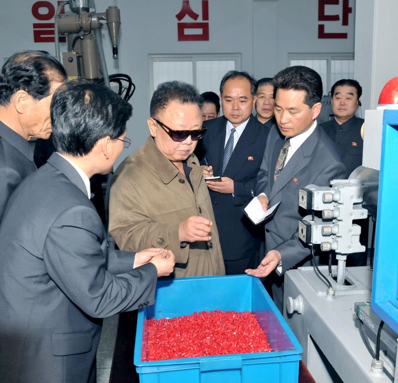 Ким Чен Ир на Пхеньянской автокарандашной фабрике. Май 2011 г.