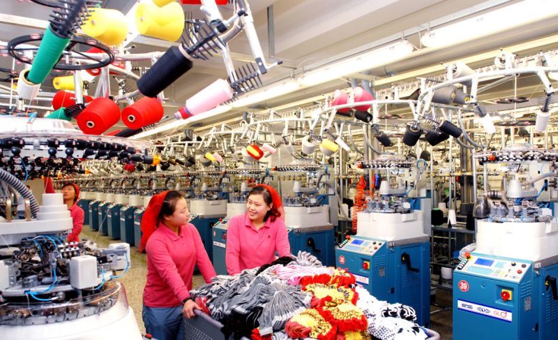 На Пхеньянской чулочно-носочной фабрике.