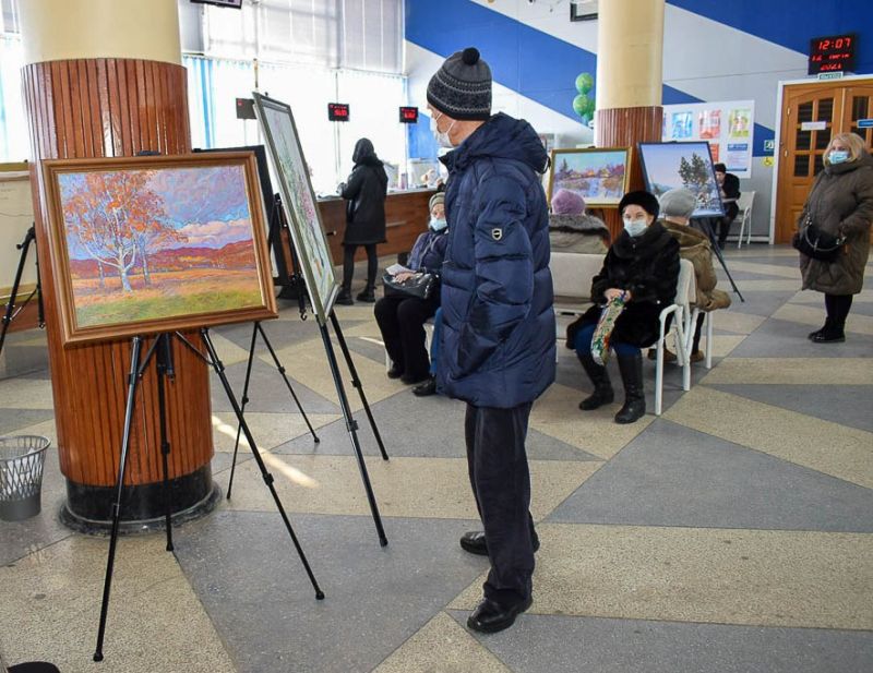 В центральном почтовом отделении Хабаровска открыли выставку картин
