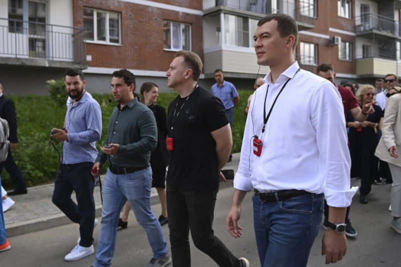 Врио губернатора Хабаровского края Михаил Дегтярев встретился сегодня с председателем государственной корпорации развития ВЭБ.РФ Игорем Шуваловым, который прибыл в краевой центр в рамках выездного образовательного модуля «Экономика и городское развитие»