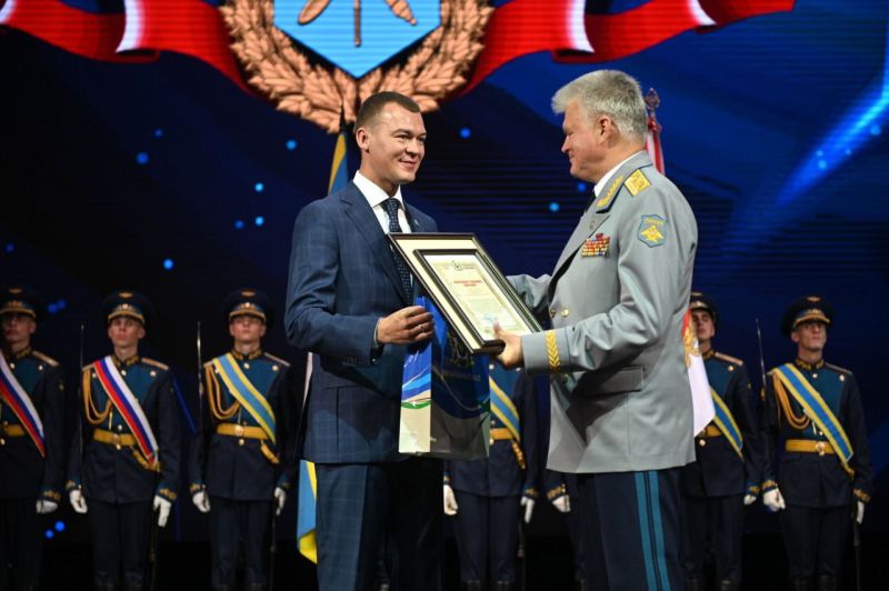 Врио губернатора края Михаил Дегтярев поздравил командующего 11-й армии ВВС и ПВО генерал-лейтенанта
Владимира Кравченко