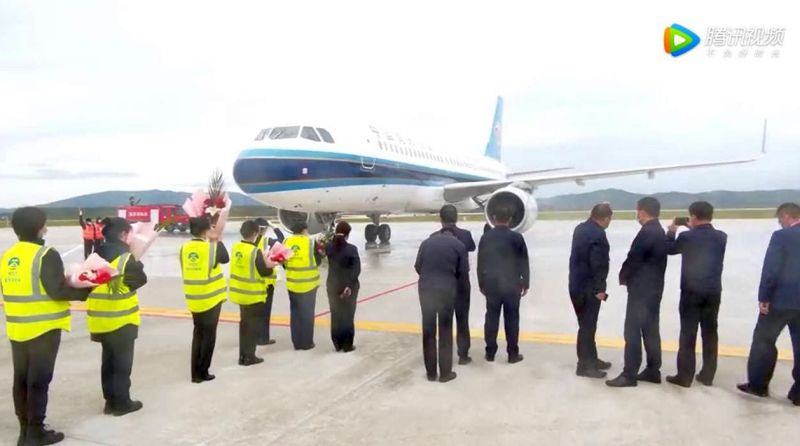 В аэропорту Суйфэньхэ приземлился первый самолет гражданской авиации