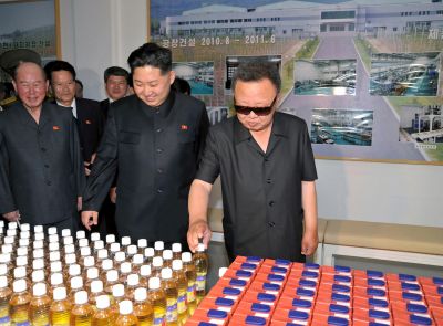 Ким Чен Ир и Ким Чен Ын на Тэдонганском плодоперерабатывающем комбинате. Июль 2011 г.