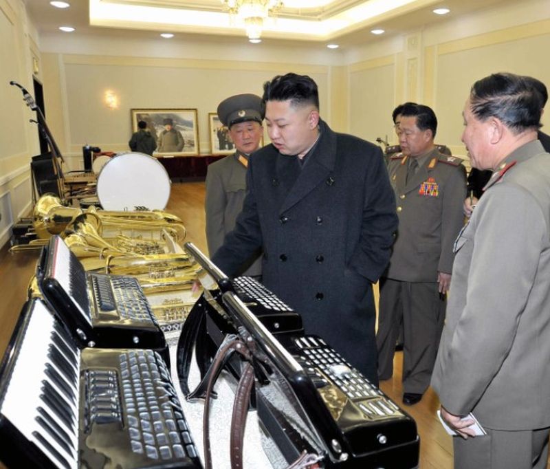 Ким Чен Ын ознакомляется с музыкальными инструментами для воинов. Март 2013 г.
