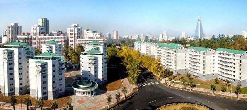 Жилые дома на улице Мансудэ в столице Пхеньяне.