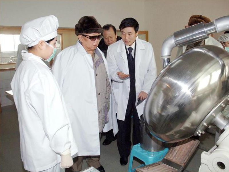 На Кангеском заводе обработки корёских медикаментов. Февраль 2006 года.