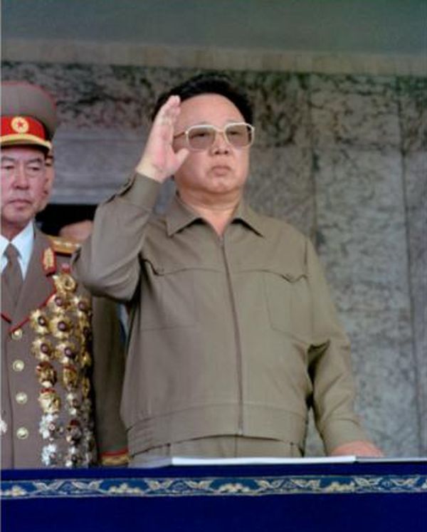 Ким Чен Ир на трибуне военного парада.