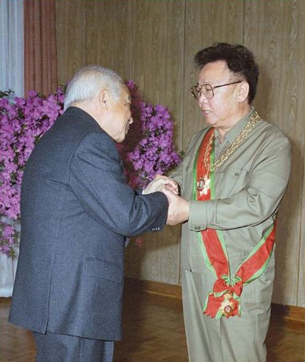 Ким Чен Ир получает орден от главы Королевства Камбожда Нородома Сианука. Июль 2004 года.