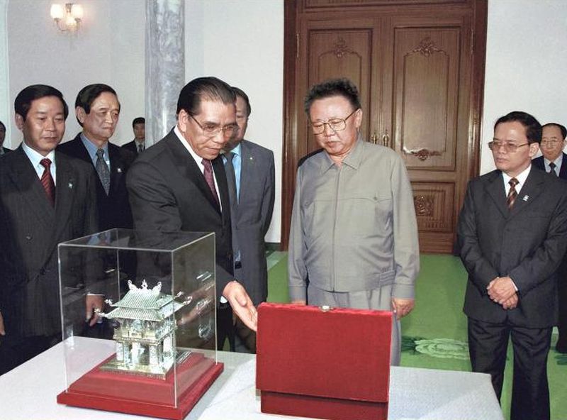Ким Чен Ир принимает подарок от Генерального секретаря ЦК Коммунистической партии Вьетнама Нонг Дык Маня. Октябрь 2007 года.