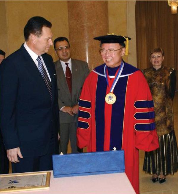 Ким Чен Иру присвоена Степень Почетного Доктора в области права Дальневосточного государственного университета России. Октябрь 2005 года