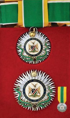 Орден «Welwitchia mirabilis» I степени. Президент Республики Намибия Сэм Нуйома. Август 2002 г.