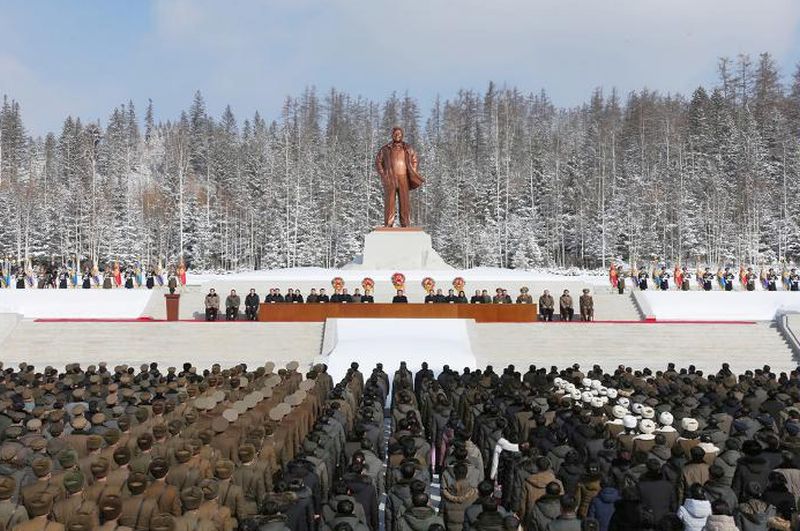 При присутствии Генерального секретаря ТПК, Председателя государственных дел КНДР уважаемого Ким Чен Ына прошло Центральное торжественное заседание в честь 80-летия со дня рождения Ким Чен Ира в городе Самчжиёне - Святыне революции.