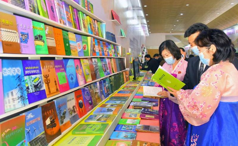 На Государственной выставке книг экспонированы более 15 тыс. экземпляров печатных изданий 10 тыс. наименований.