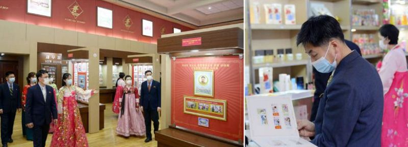 Трудящиеся осматривают выставку почтовых марок.