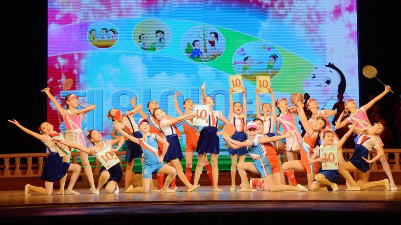 Картина сводного концерта школьников - членов художественных кружков.