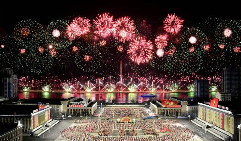 В честь Дня Звезды на Площади имени Ким Ир Сена в столице проходил вечер молодежи и учащихся и произведен салют.