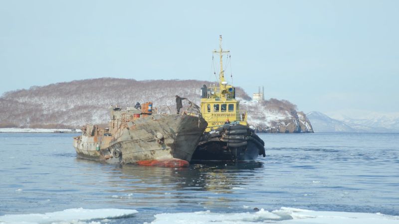 На Камчатке поднятое на поверхность судно «Ронд» отправили на утилизацию