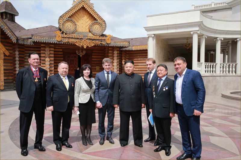 На фоне ресторана «Лесная заимка» Ким Чен Ын сфотографировался на память с руководителями Приморского края, которые сопровождали Ким Чен Ира во время его визита.