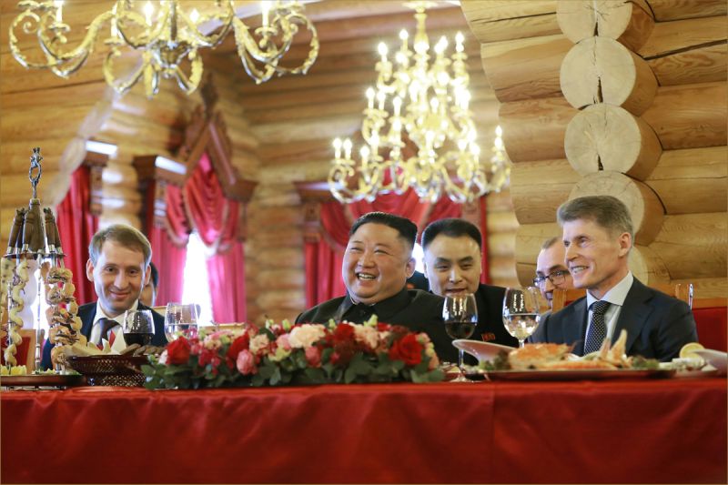 Обед прошел в теплой и дружественной обстановке.