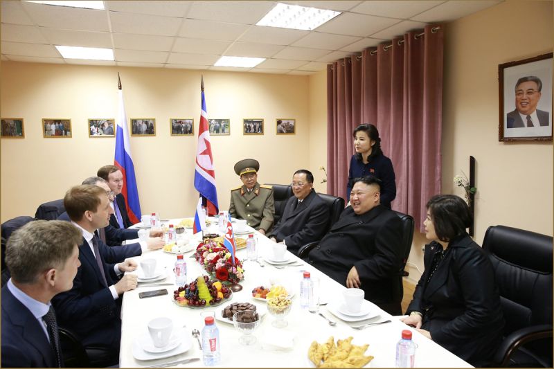 26 апреля Ким Чен Ын по пути на Родину побывал в Доме российско-корейской дружбы, находящемся в Хасане возле границы между КНДР и РФ.