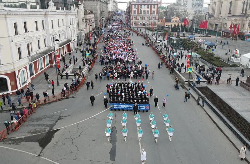 Почти 26 тысяч человек объединило Первомайское шествие в столице Приморья