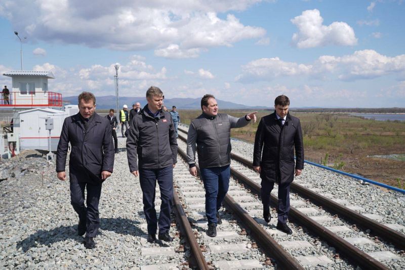 Глава РЖД Олег Белозеров и губернатор ЕАО Ростислав Гольдштейн осмотрели мост через Амур