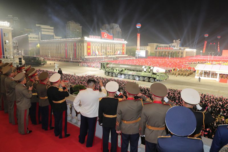 Ким Чен Ын шлет привет парадным колоннам