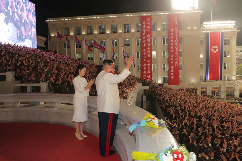 Ким Чен Ын тепло отвечает на горячее ликованье публики