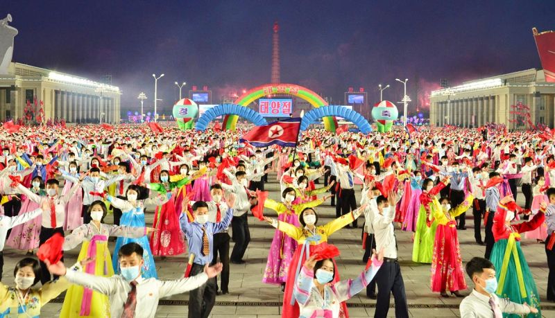 По случаю Дня Солнца был проведен торжественный вечер молодежи и учащихся на Площади имени Ким Ир Сена в Пхеньяне, столице КНДР.