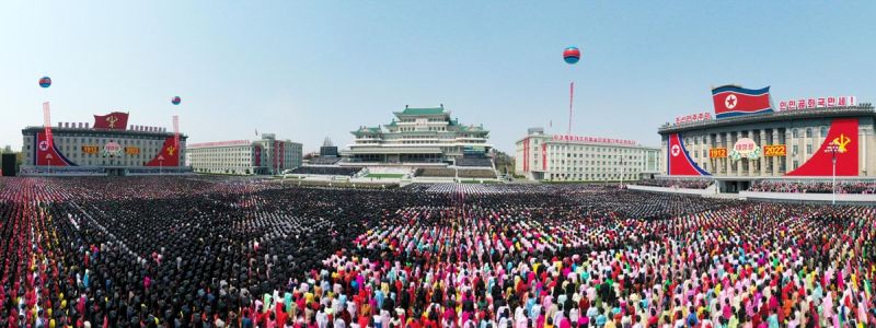 На Площади имени Ким Ир Сена в Пхеньяне, столице КНДР в торжественной обстановке проходили центральное заседание и массовая демонстрация жителей города Пхеньяна в честь 110-летия со дня рождения Ким Ир Сена.