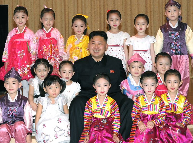 Ким Чен Ын среди детей