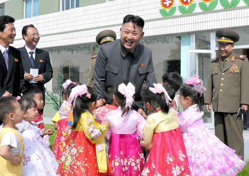 Ким Чен Ын в детских яслях при заводе. Июнь 102 года чучхе (2013).