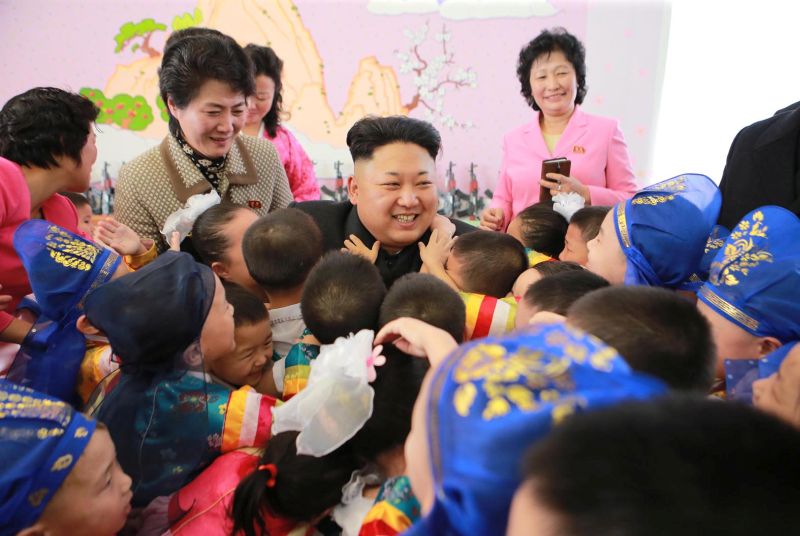 Ким Чен Ын поздравляет воспитанников Пхеньянских дома ребенка и детдома-сада с Новым, 2015 годом. Январь 104 года чучхе (2015).