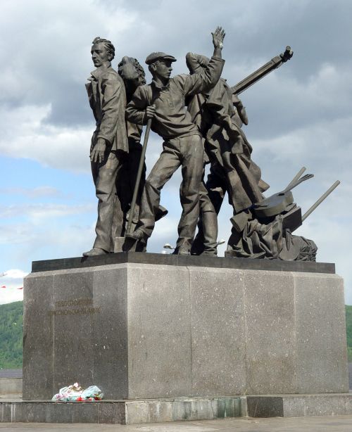 Монумент первостроителям