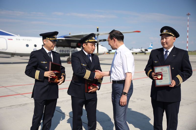 Айсен Николаев вручил награды экипажу Ми-8