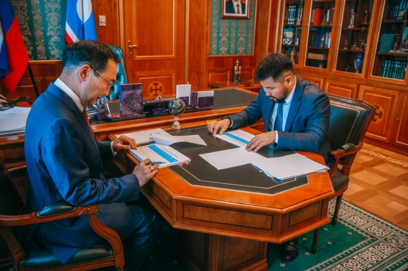 Айсен Николаев провел рабочую встречу с мэром города Якутска Евгением Григорьевым